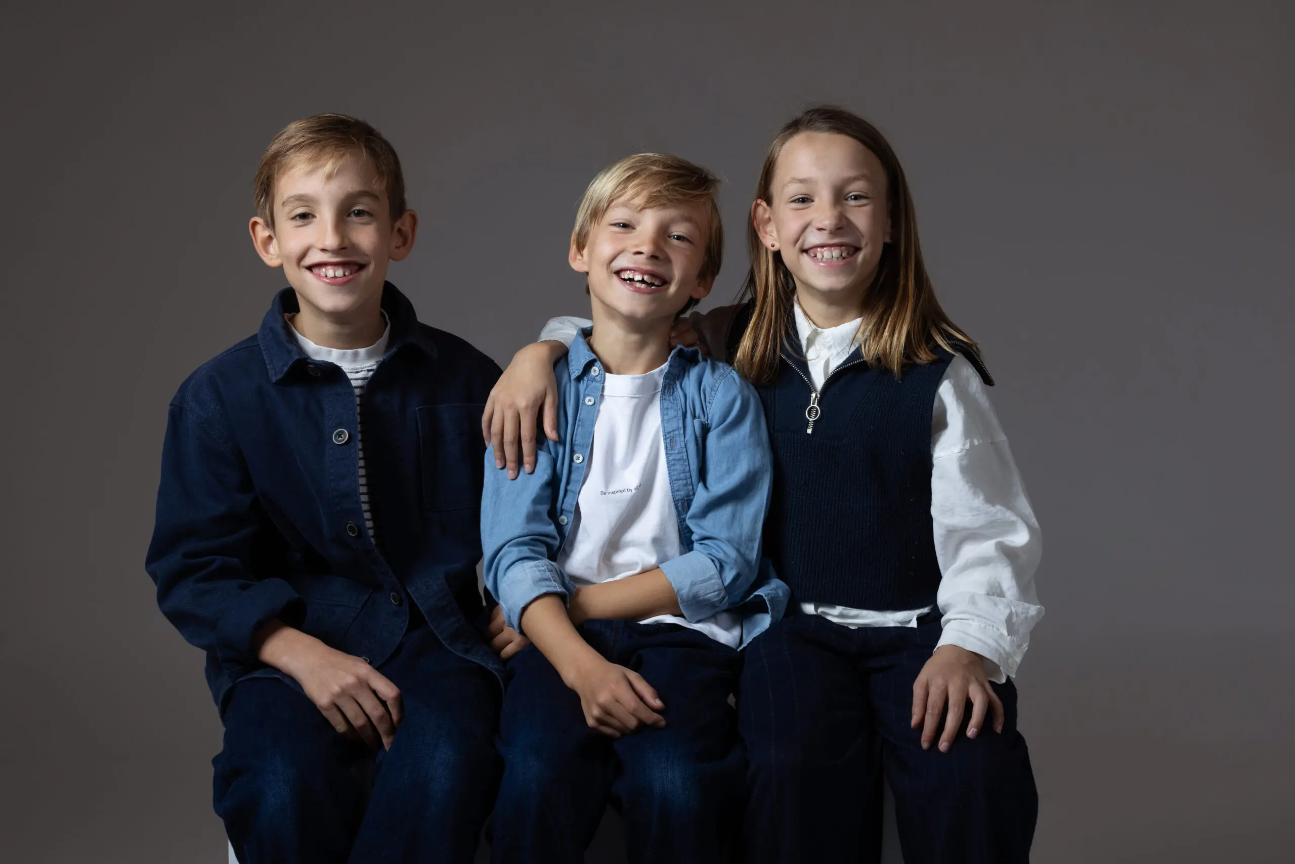 Portrait d’une famille à Rodez, capturé au Studio END par Emeline Delsaut, MOF.