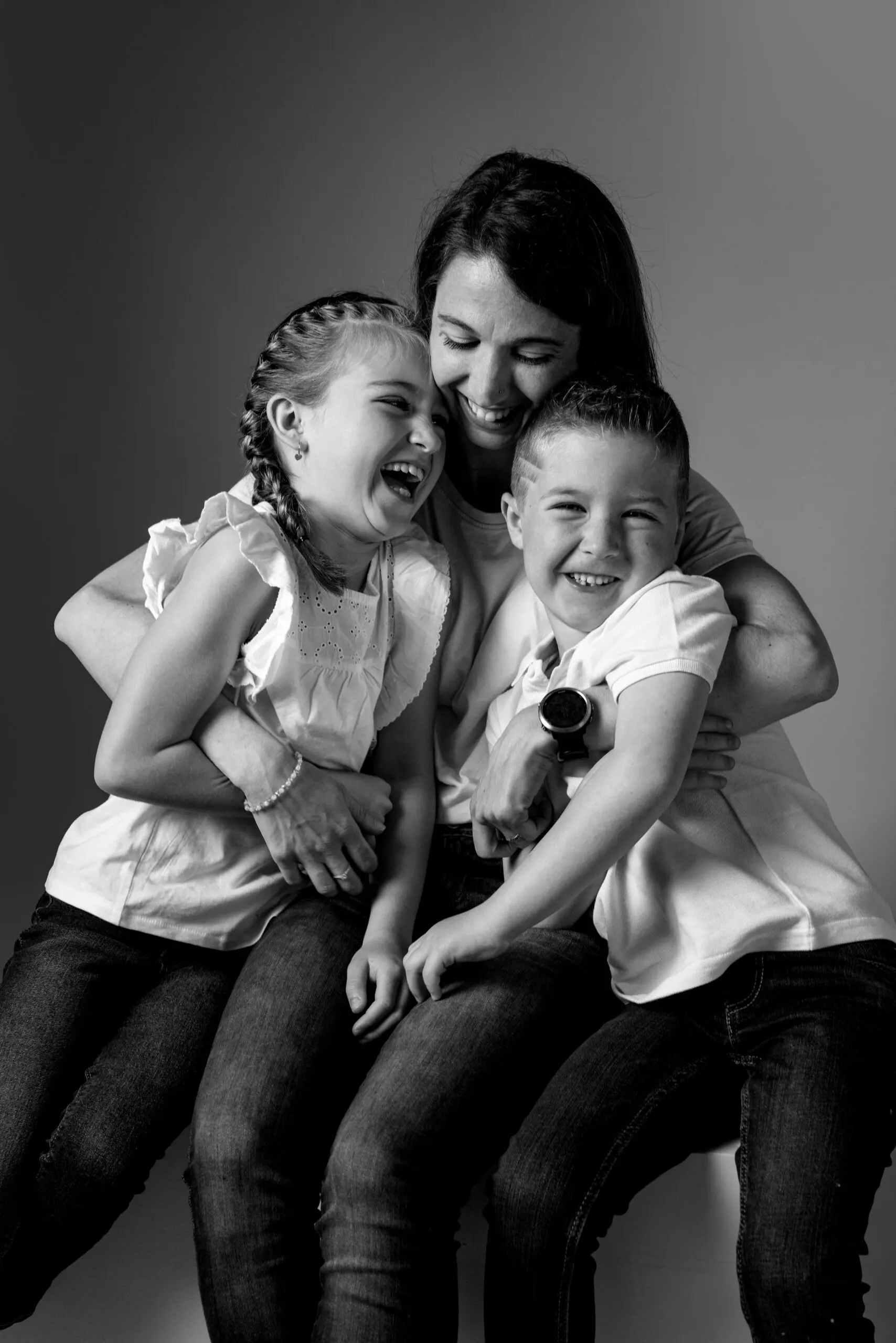 Figez les plus beaux instants de complicité avec une séance photo de famille haut de gamme. Dans un cadre chaleureux au Studio END à Rodez, vivez une expérience unique avec un photographe expert des portraits familiaux.