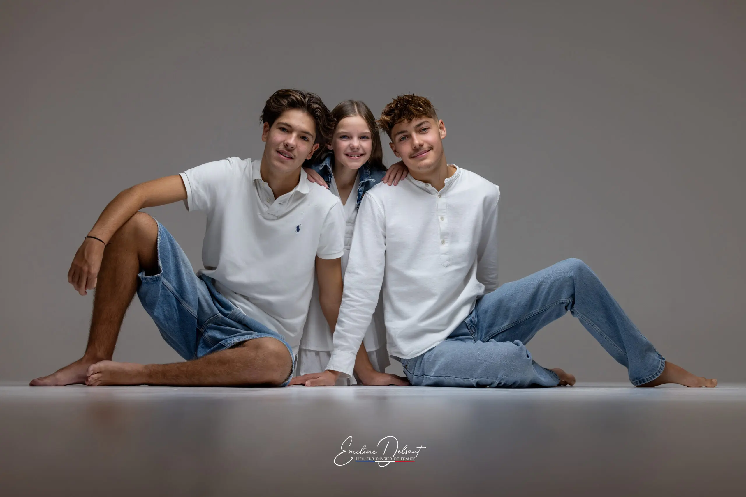 Capturez la magie de l’enfance avec une séance photo d’exception au Studio END à Rodez. Spécialiste des portraits d’enfants et de bébés, Emeline Delsaut crée des images douces et authentiques qui traverseront le temps.