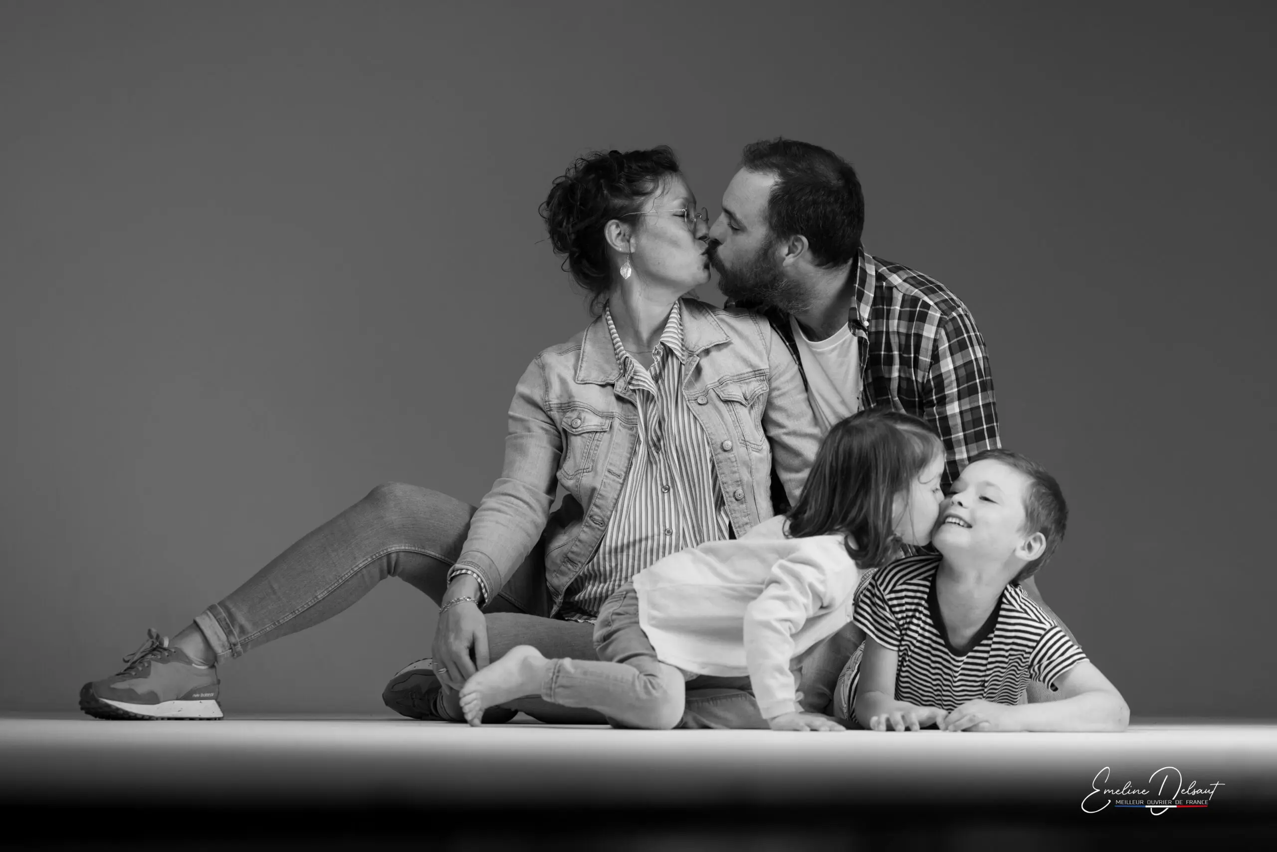 Offrez-vous une séance photo de famille unique au Studio END à Rodez avec Emeline Delsaut, Meilleur Ouvrier de France. Immortalisez des moments précieux avec des portraits artistiques et intemporels. Réservez dès maintenant pour des souvenirs inoubliables !