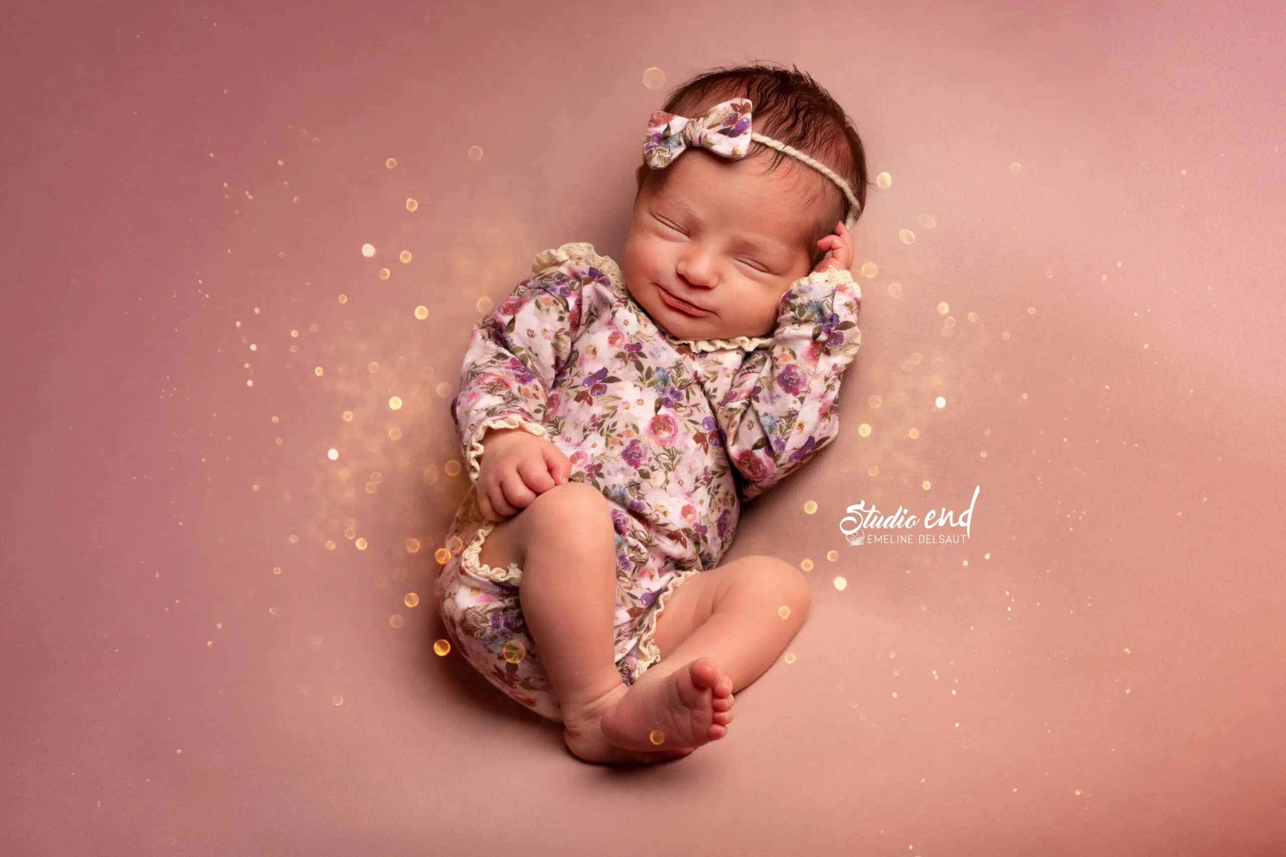 magnifique photo de bébé qui souri au milieu des paillettes