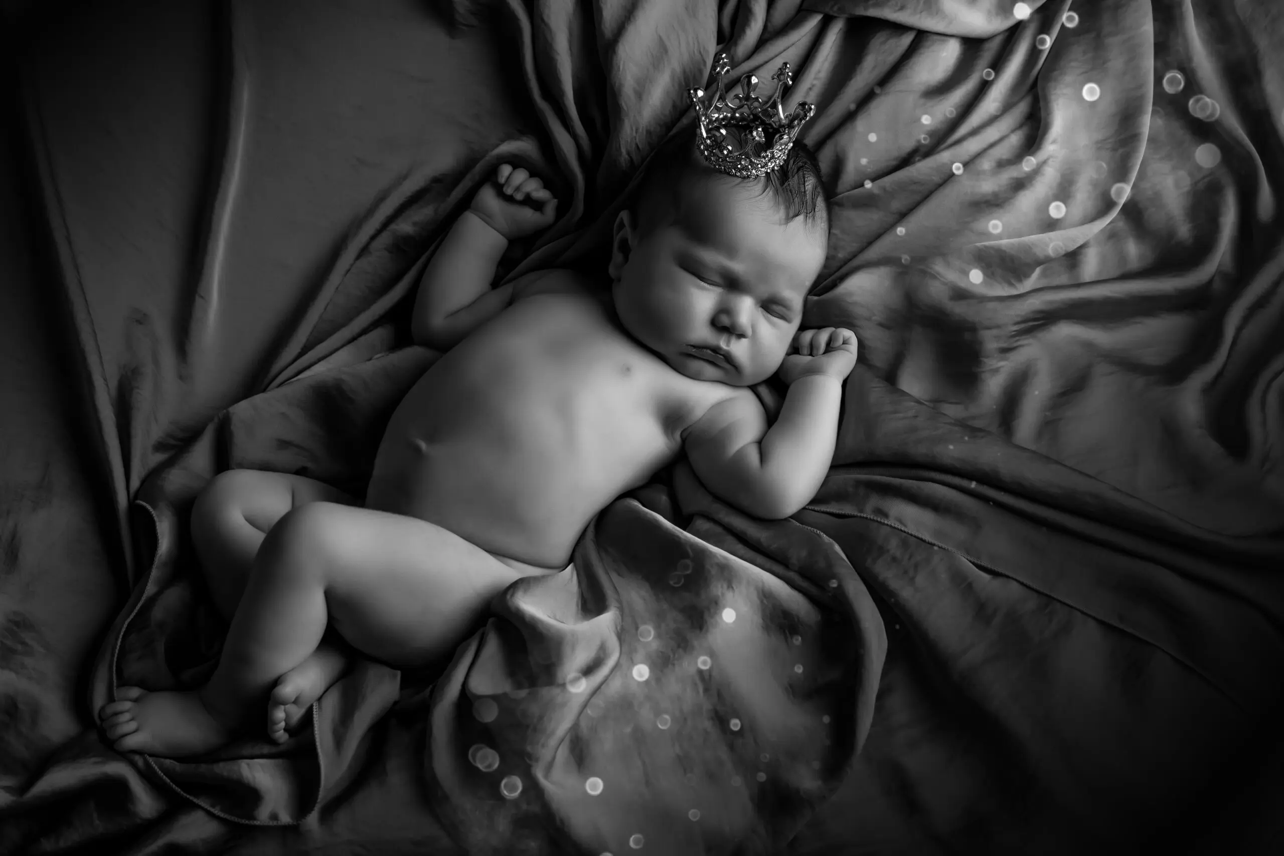 photo en noir et blanc de bébé portant une couronne.