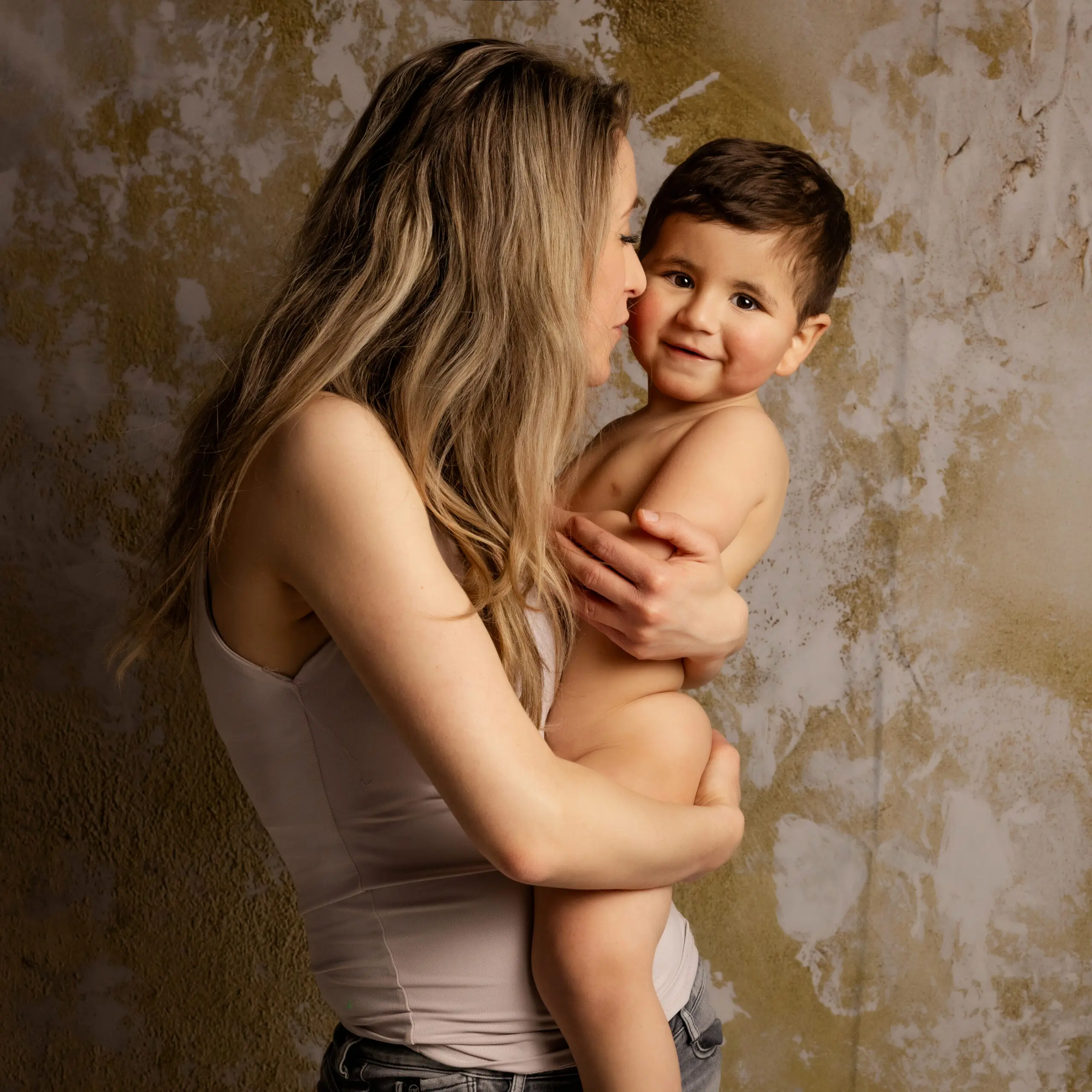photographie d'une maman qui fait un bisou à son fils