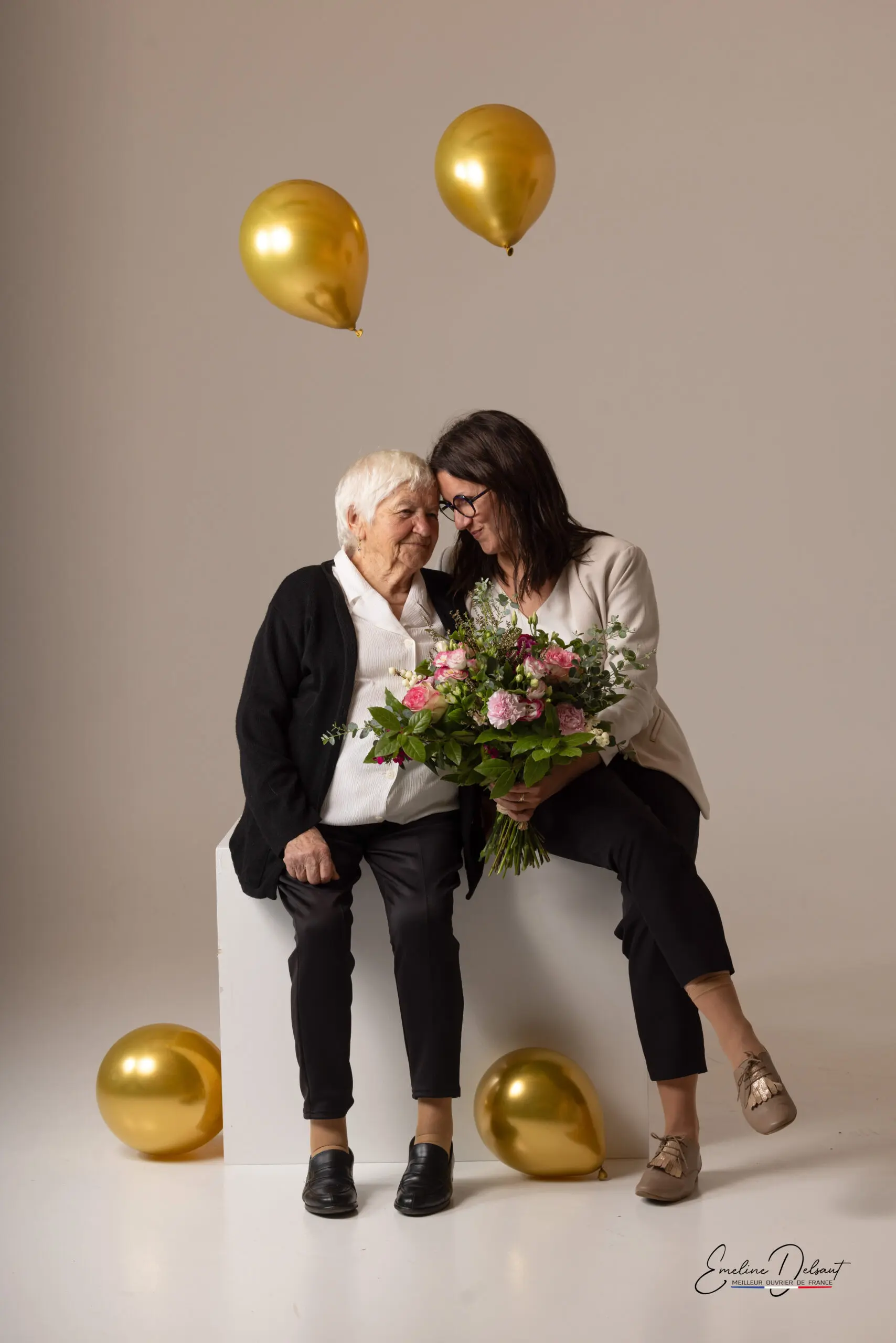 Jeune femme et sa grand mère en séance complice au studio end