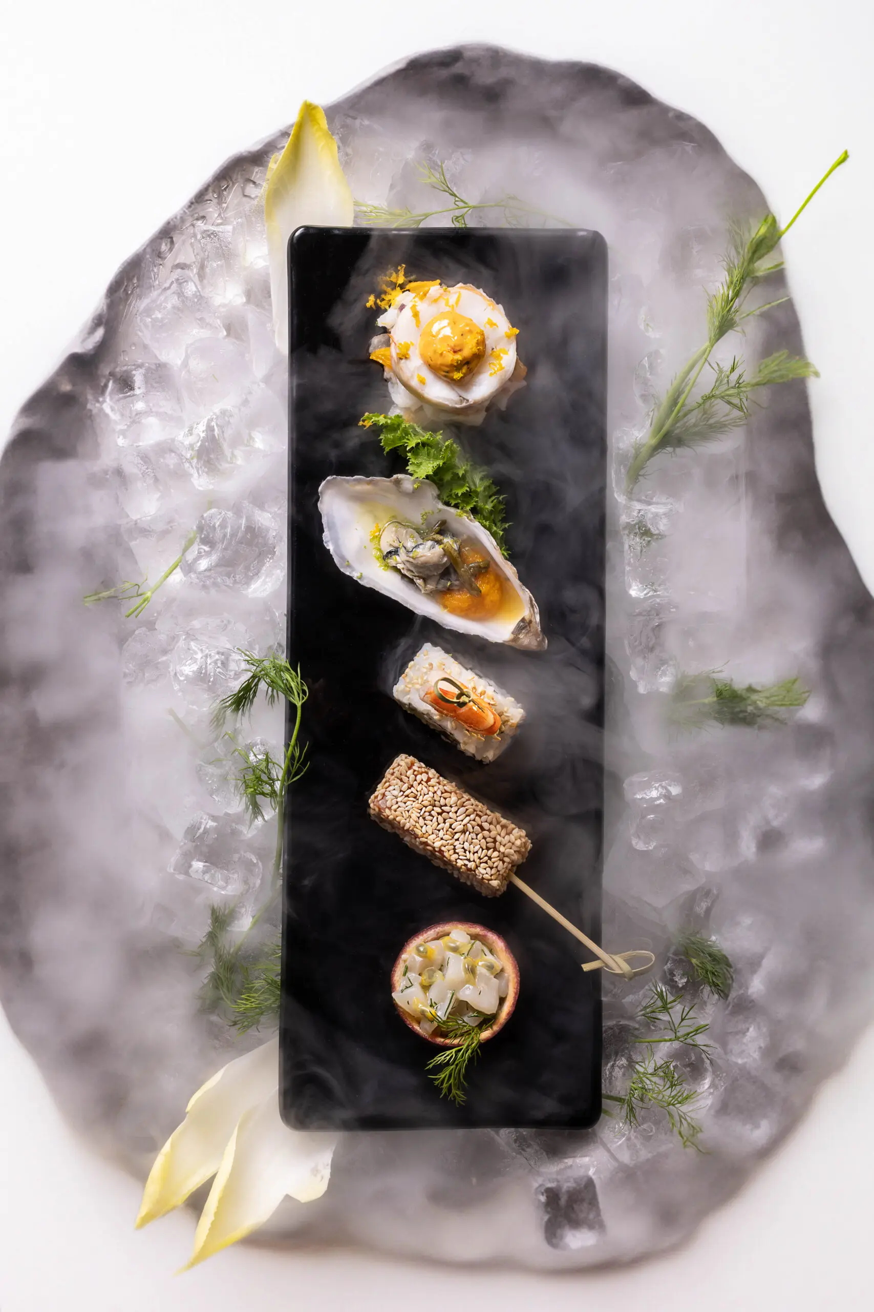 photographie culinaire sur glace fumante photographie culinaire d'un cocktail préparé par Arnaud Lima. Le plateau est posé sur de la glace fumante.