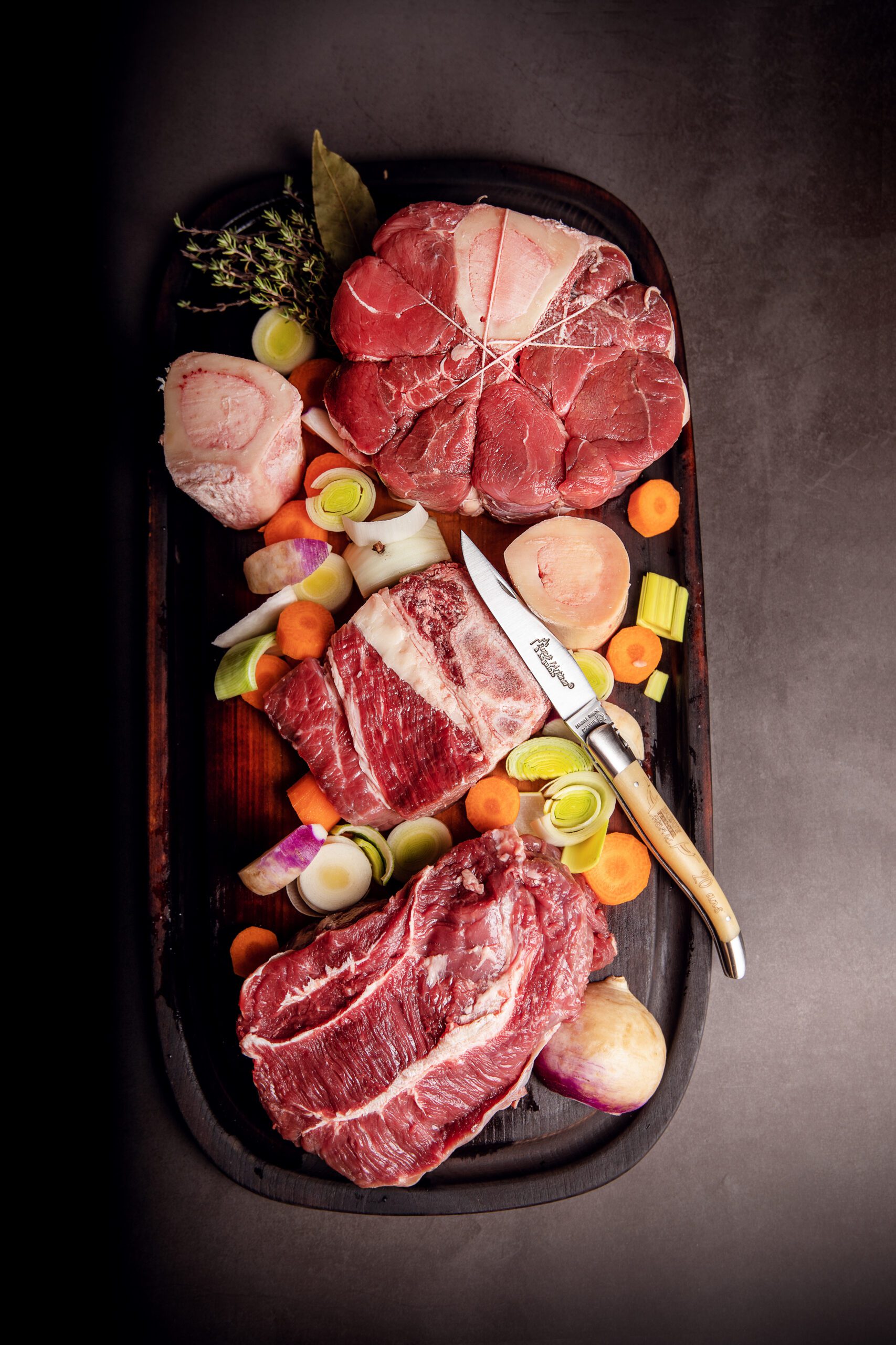 STUDIO-END-BFA-7 Joli plateau de viande crue pour le boeuf fermier Aubrac