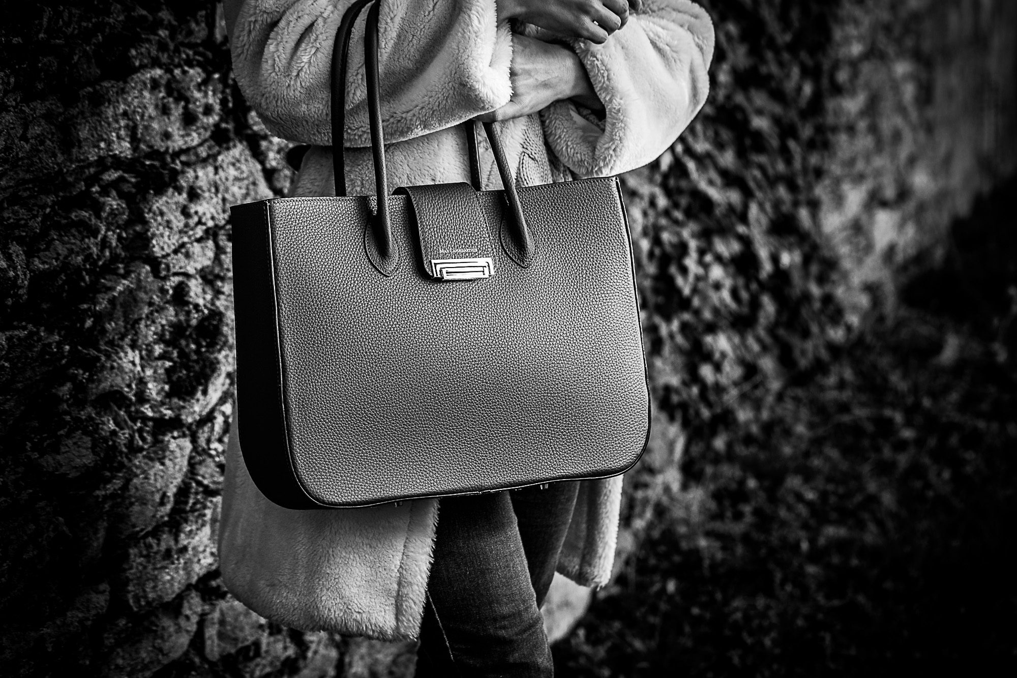 STUDIO-END-MAX-CAPDEBARTHES-4 photographie en noir et blanc d'un sac à main pour Max Capdebarthes