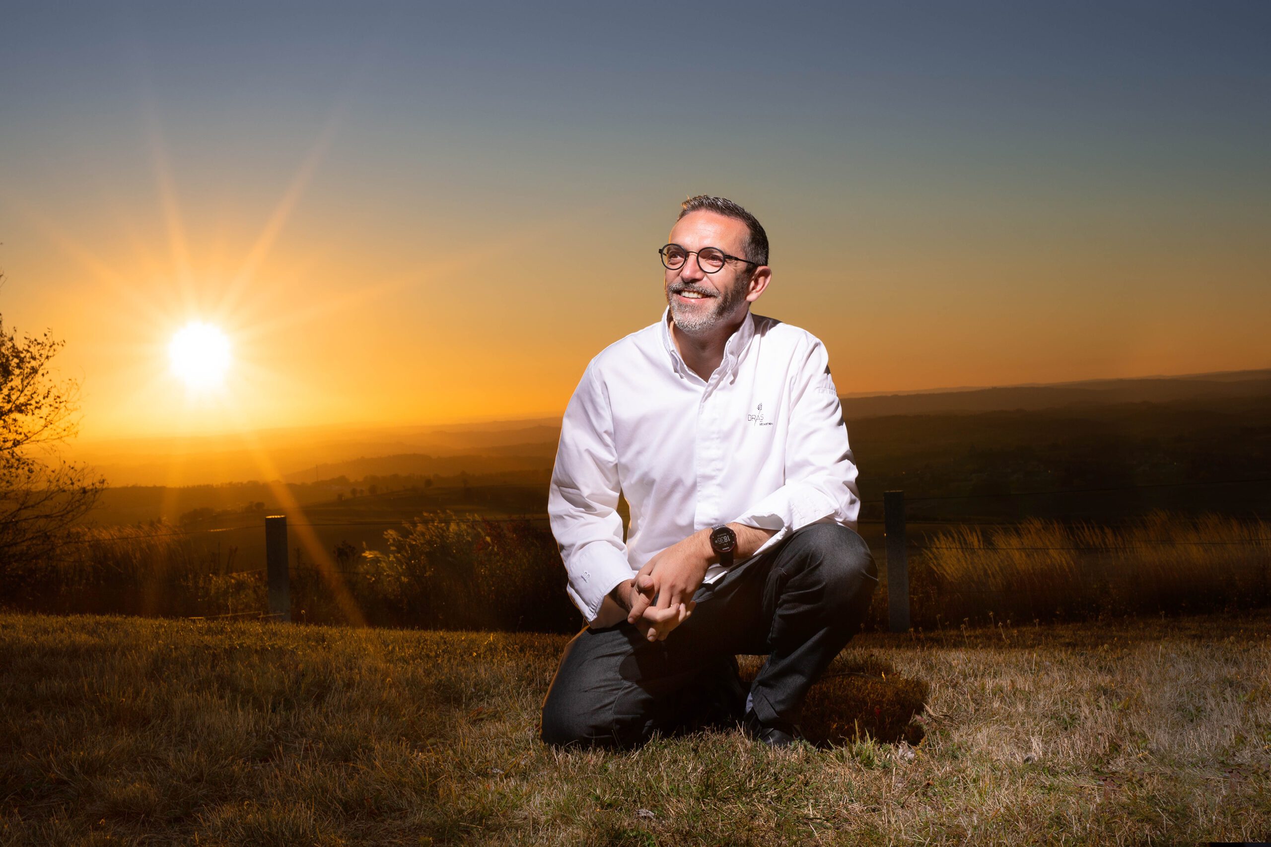 Sébastien Bras sur sa terre d'origine Portrait corporate original de Sébastien Bras sur l'Aubrac au Soleil couchant